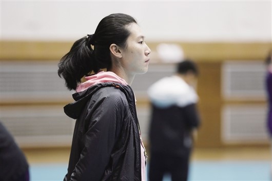 李媚在场边指导